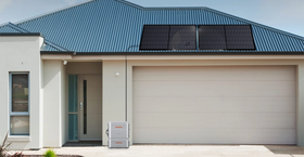 Speicher für Balkonkraftwerke auf Garagendächern