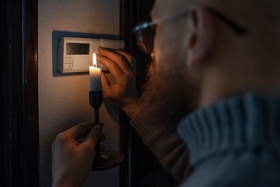 Wie eine tragbare Powerstation bei Stromknappheit vor hohen Rechnungen bewahrt