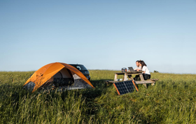 Sehen Sie sich die Jackery Solar-Powerstation mit Solarpanels genauer an