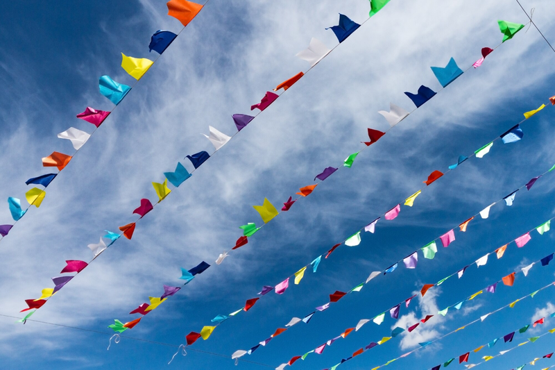 Bunte kleine Flaggen zum Maifest