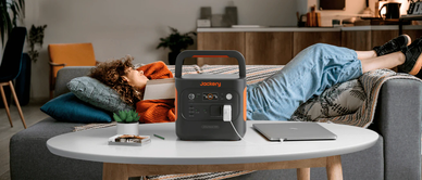 Jackery lädt Laptop drinnen auf