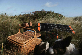 Funkelnder Nachtmarktzauber mit Jackery mini Solaranlagen