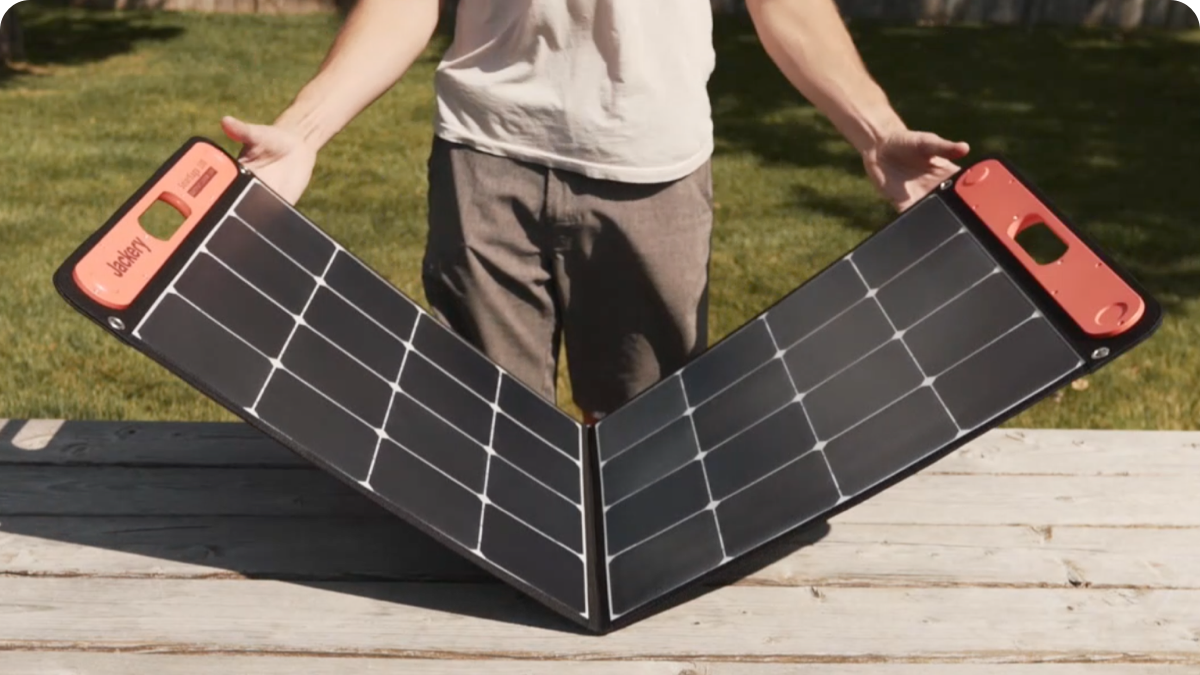 <p>Faltbares Design für einfachen Transport. Das Solarpanel ist auch kompakt und leicht und lässt sich bei allen Outdoor-Aktivitäten einfach transportieren. Falte das Solarpanel einfach in Sekundenschnelle in zwei Teile – Solarenergie im Handumdrehen.</p>