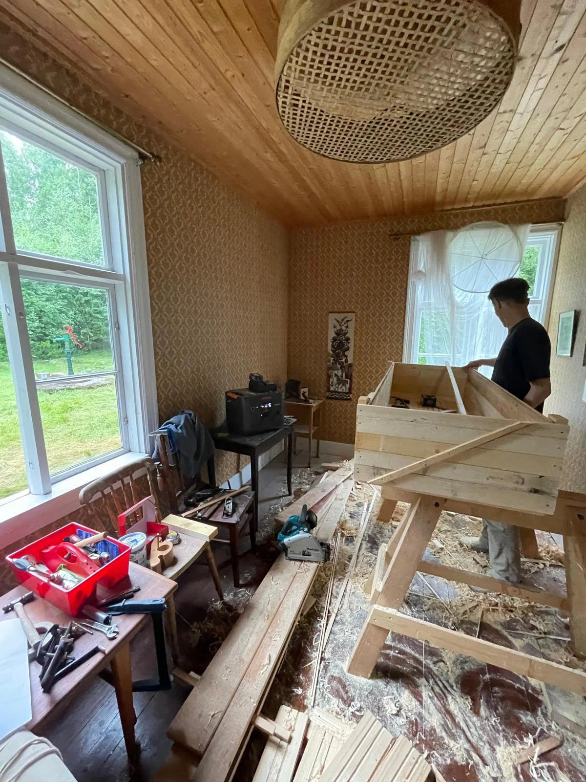 Wie Energie eine Waldhütte belebte: Schwedisches Zuhause für Einfachheit und Innovation